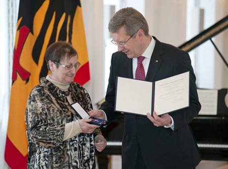 Heidi Meier mit dem Bundespräsidenten Christian Wulff - Copyright Presse- und Informationsamt der Bundesregierung, Fotograf Sebastian Bolesch